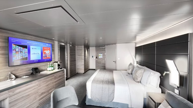 Yacht Club Deluxe Suite